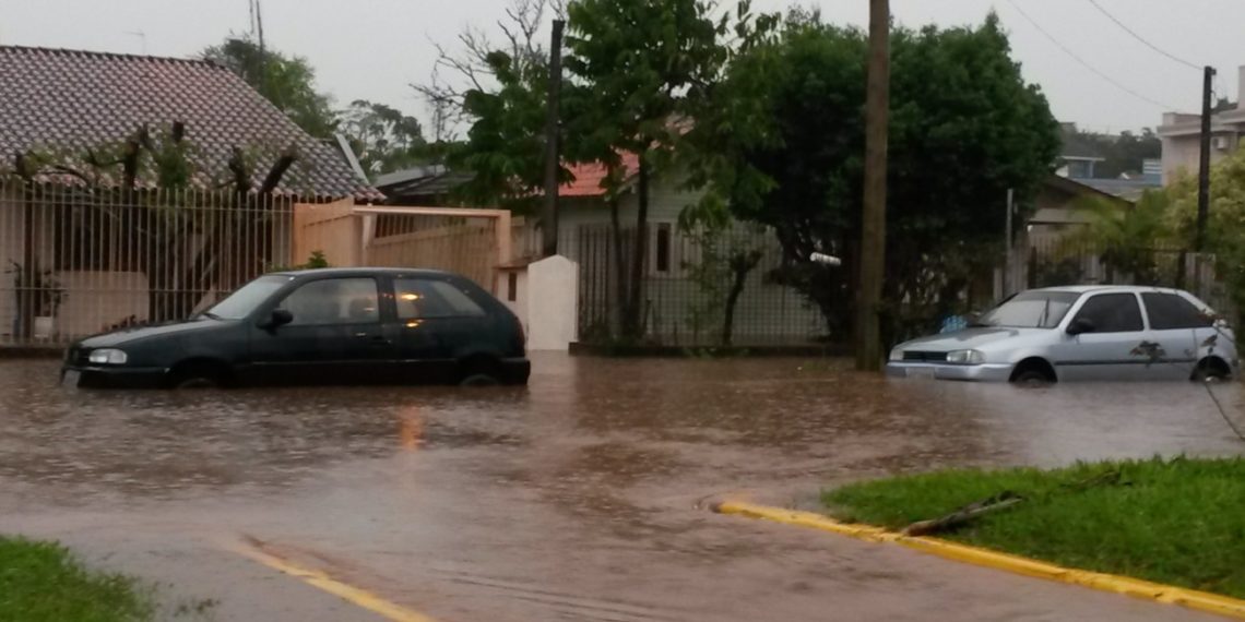 Chuva forte causa transtornos para moradores da região