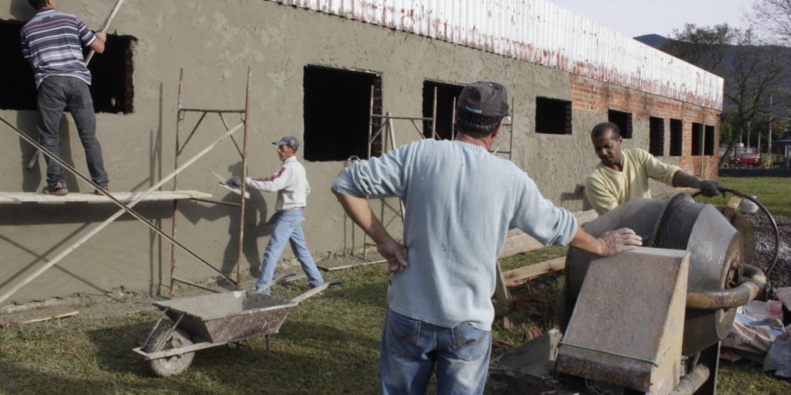 Hora de ajudar a construir a sede dos bombeiros