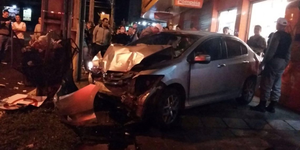 Perseguição acaba com assaltantes presos e carro batido em Campo Bom