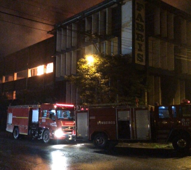 Prédio desativado de antiga empresa é alvo de incêndio em Sapiranga