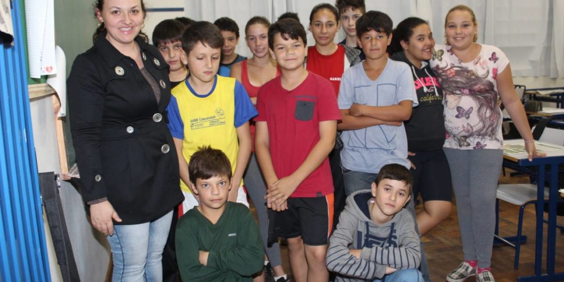 Alunos interpretam notícias do Repercussão na EMEF Floresta
