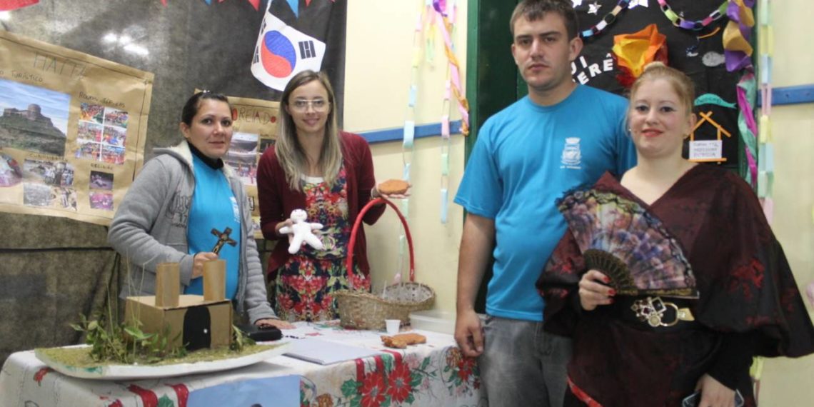 Estudantes pesquisam a cultura de países