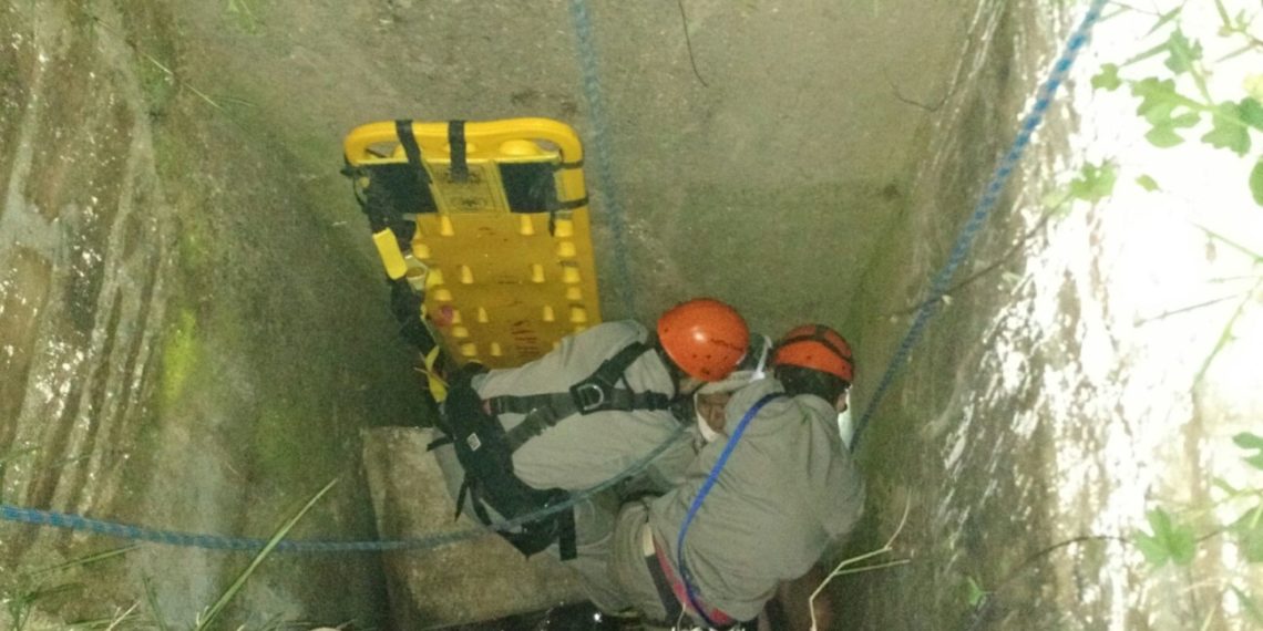 Mulher cai em bueiro na lateral da RS-239 e é resgatada por Bombeiros em Sapiranga
