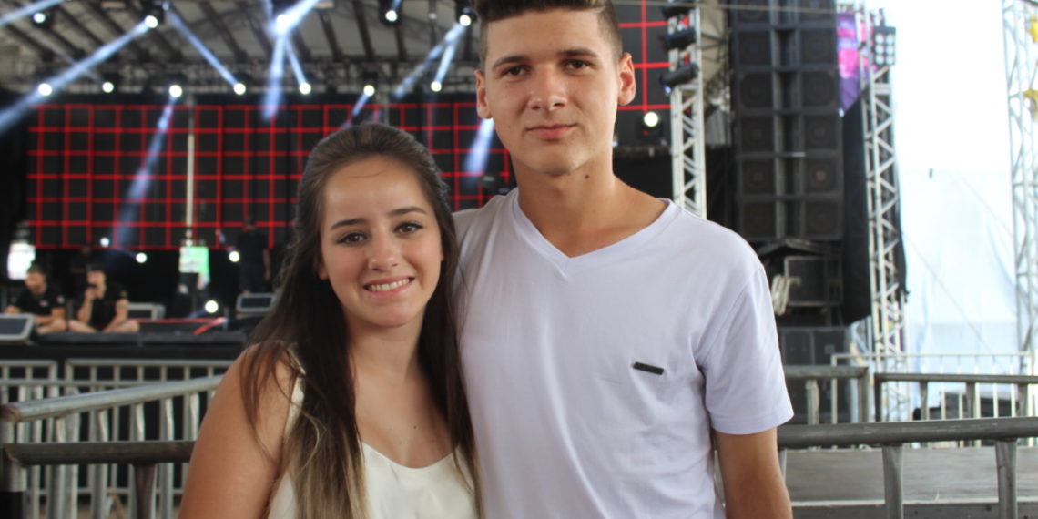 Fãs já aguardam Fernando e Sorocaba no Palco Ferrabraz, na Festa das Rosas