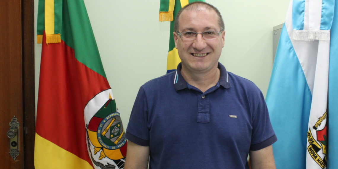 Por controle das contas públicas, Arlem reduz o próprio salário e o de seus CCs