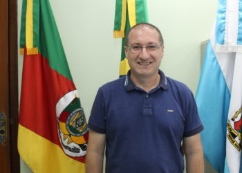 Por controle das contas públicas, Arlem reduz o próprio salário e o de seus CCs