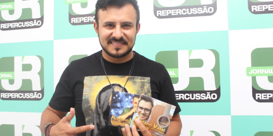 Adriano Vidal comemora sucesso de carreira solo