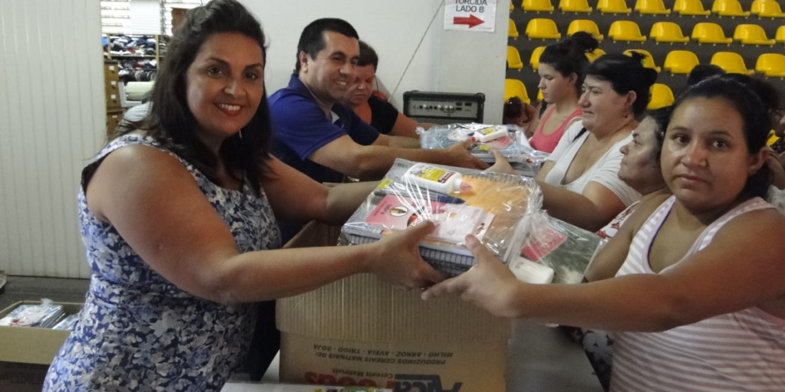 Prefeituras entregam kits de  materiais escolares aos alunos