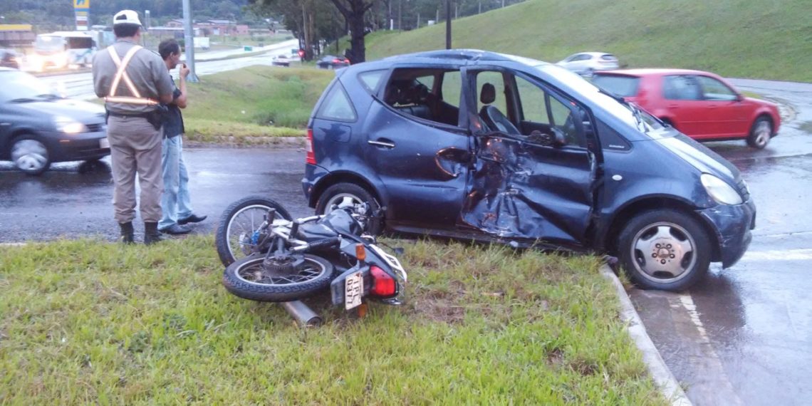 Acidente entre carro e moto na RS-239 em Campo Bom deixa jovem gravemente ferido