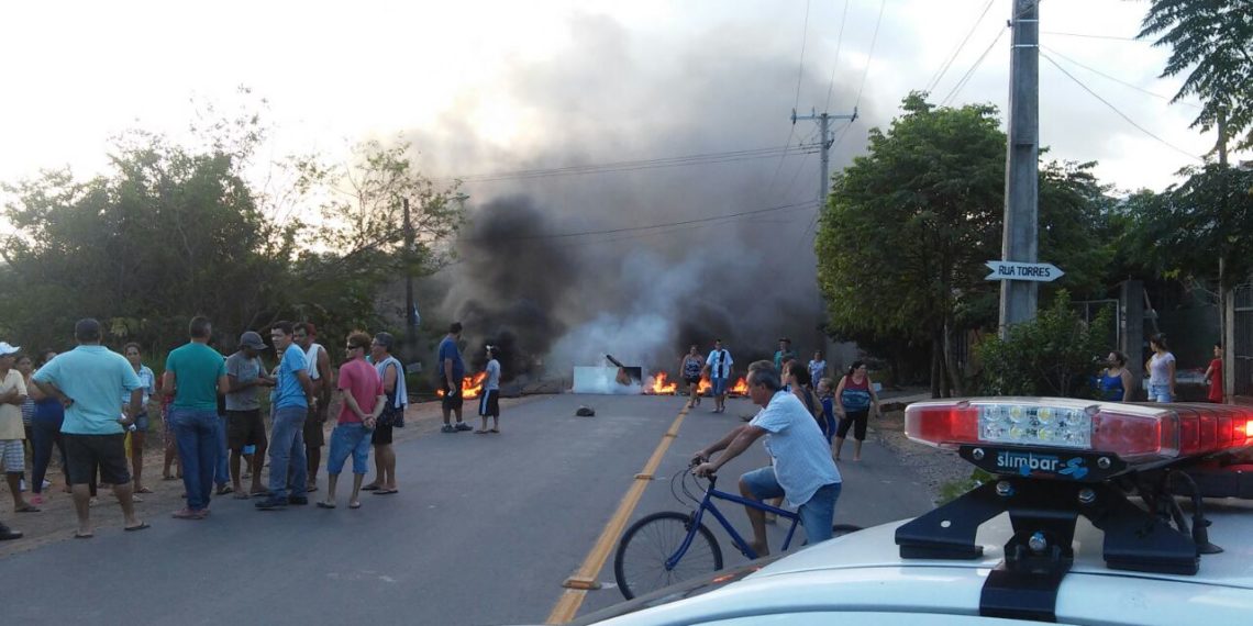 Manifestantes bloqueiam Avenida São Leopoldo, em Campo Bom