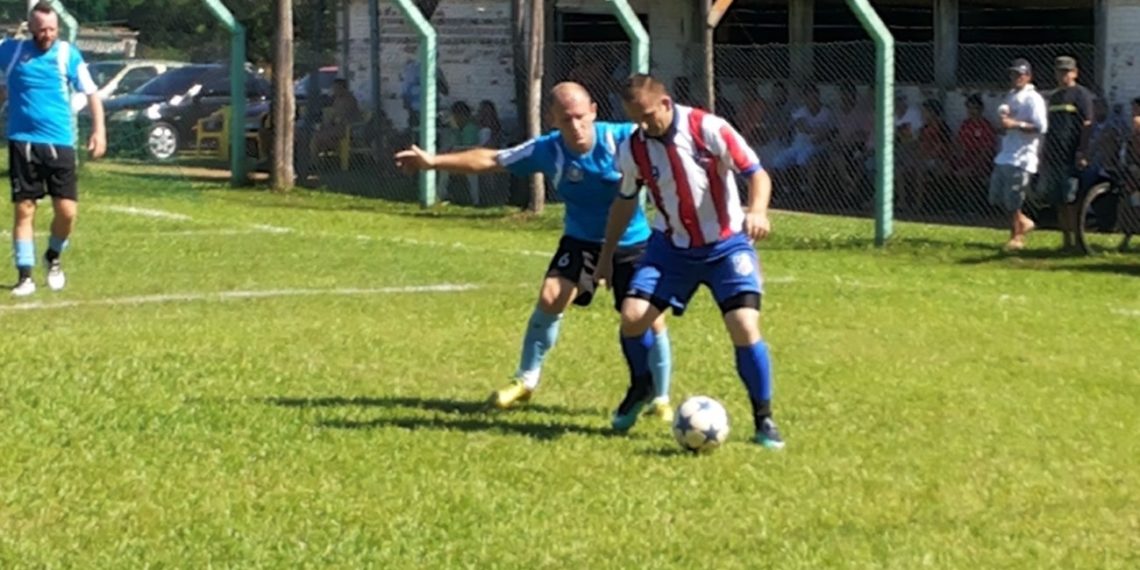 Bola rolando no futebol em Campo Bom