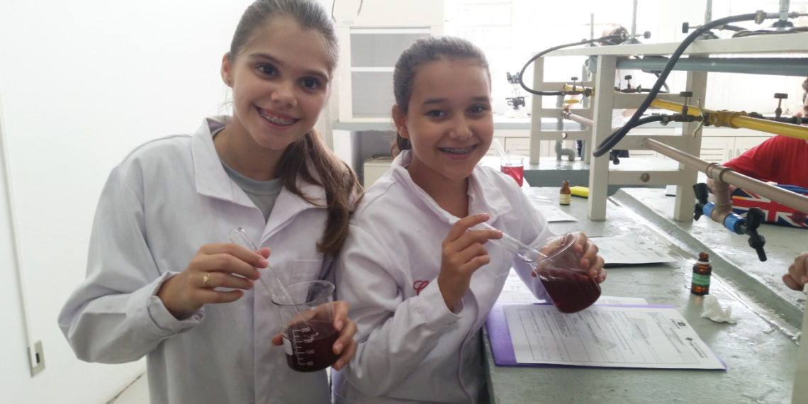 Alunos da Escola São Mateus aprendem ciências na prática