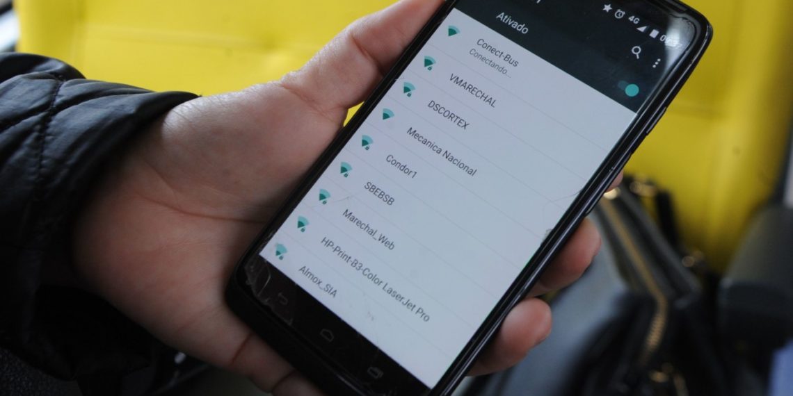 Smartphone é o principal meio de acesso à internet para os brasileiros, diz o IBGE
