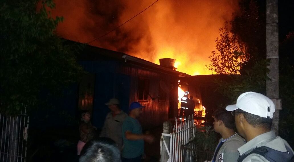 Fogo atinge residência no Bairro Oeste, em Sapiranga