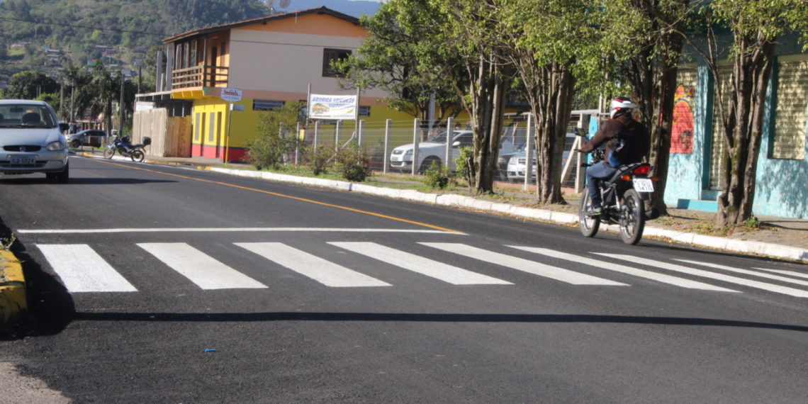 Concluído asfaltamento da avenida principal em Araricá