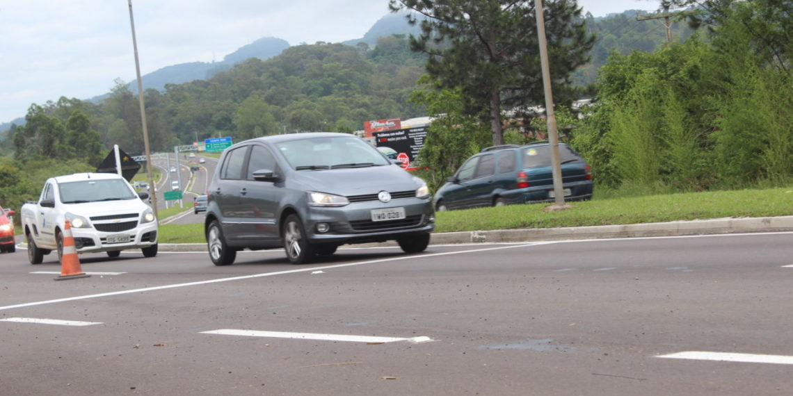 Uso do farol baixo durante o dia será cobrado a partir de 1º de novembro na 239