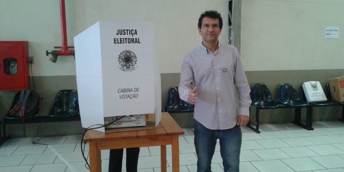Marco Mikonga comparece para votação