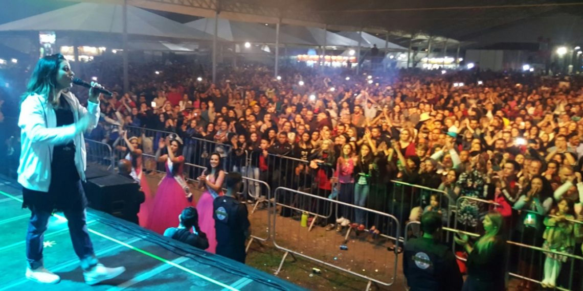 Aline Barros cantou para 10 mil pessoas na noite gospel da Festa das Rosas
