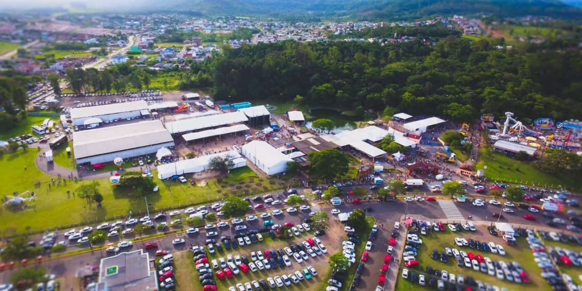 Mais de 15 mil já passaram pela Festa das Rosas neste domingo