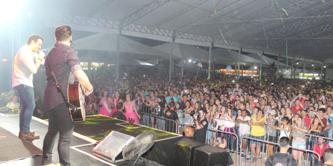 Marcos & Belutti encerram com chave de ouro a 33ª Festa das Rosas