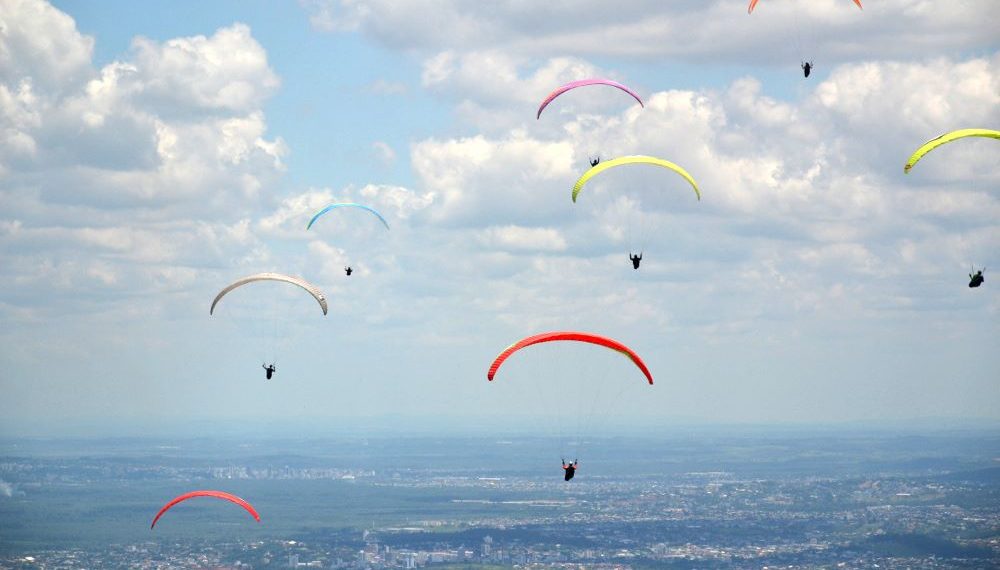 Papai Noel chega mais cedo em Sapiranga e virá de parapente