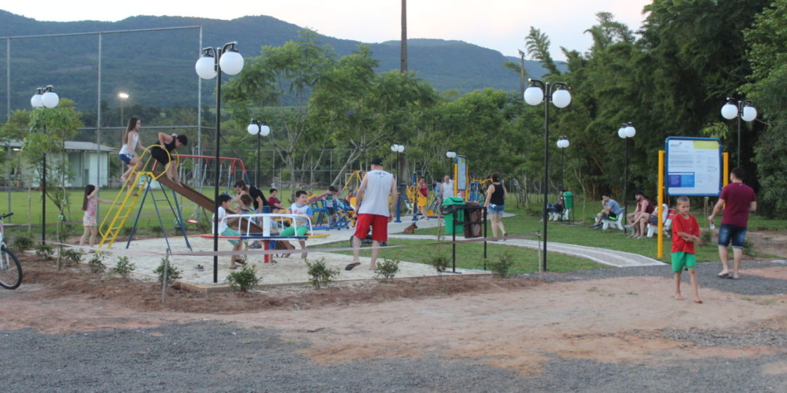 Arariquenses ganham praça e aguardam rede de abastecimento de água
