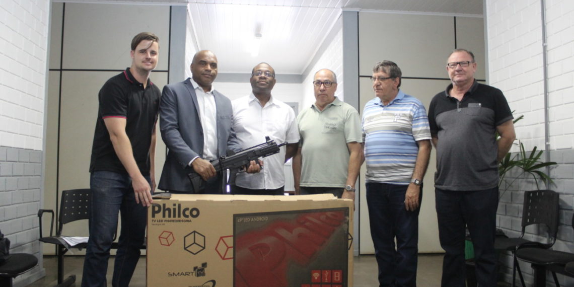 CONSEPRO e ARVE doam submetralhadora e TV LED para a Polícia Civil de Campo Bom