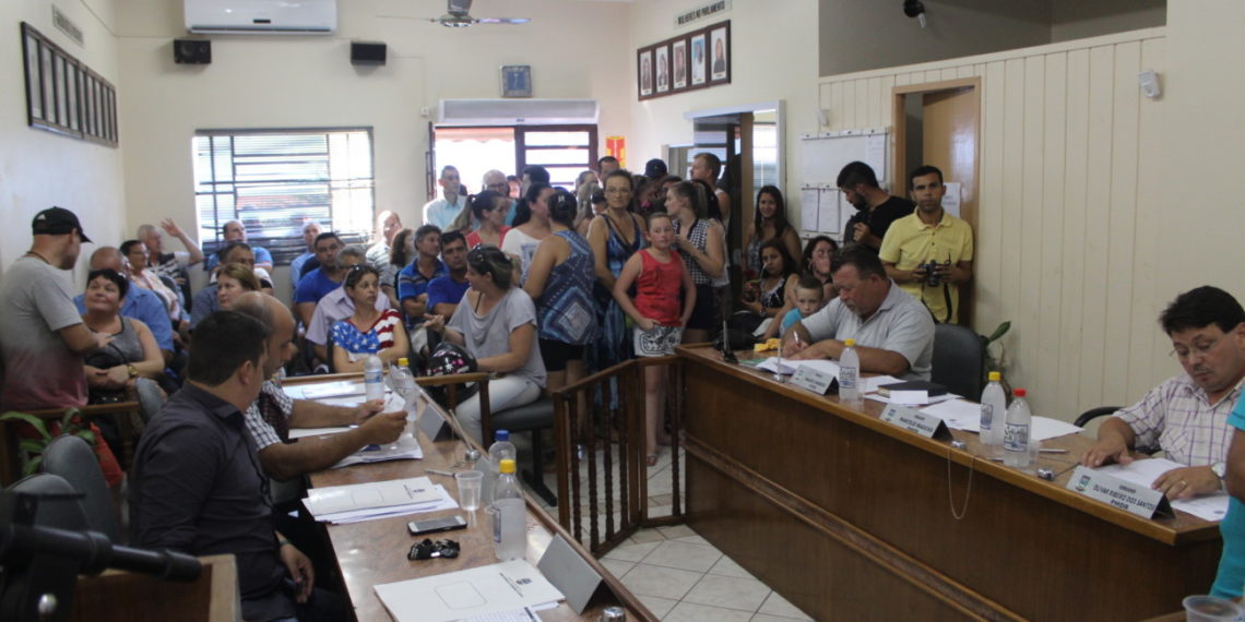 Servidores de Araricá protestam por salários