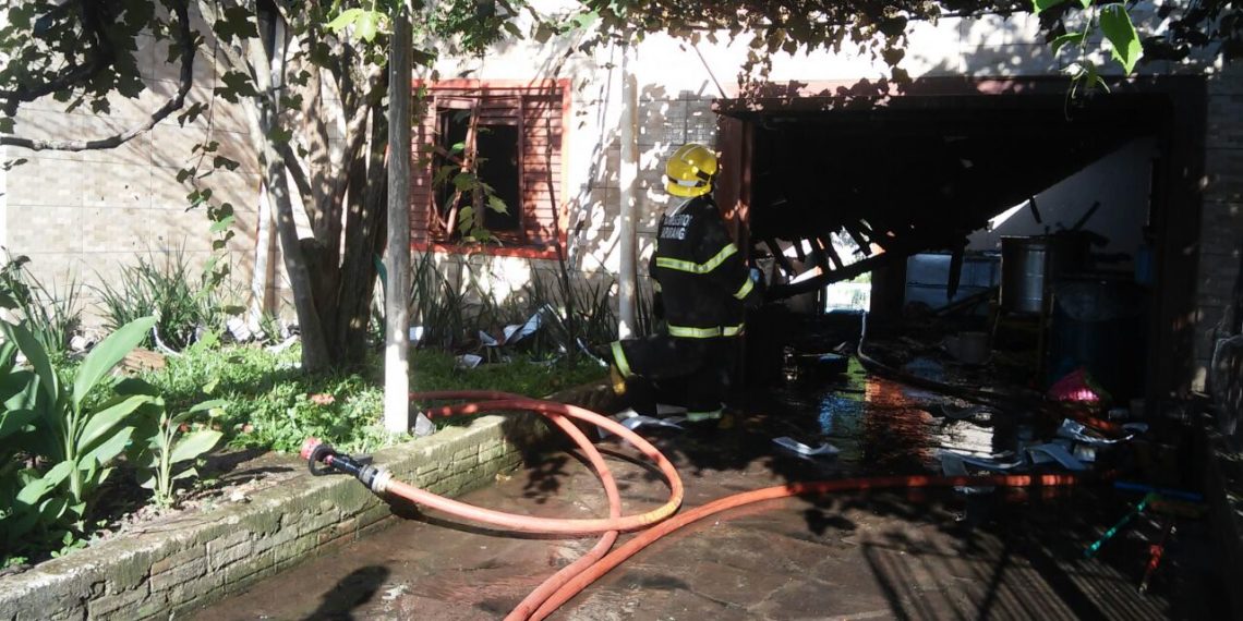 Incêndio causa danos materiais em residência de Sapiranga