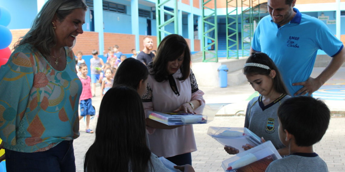Sapiranga entrega kits de material escolar para estudantes da rede pública