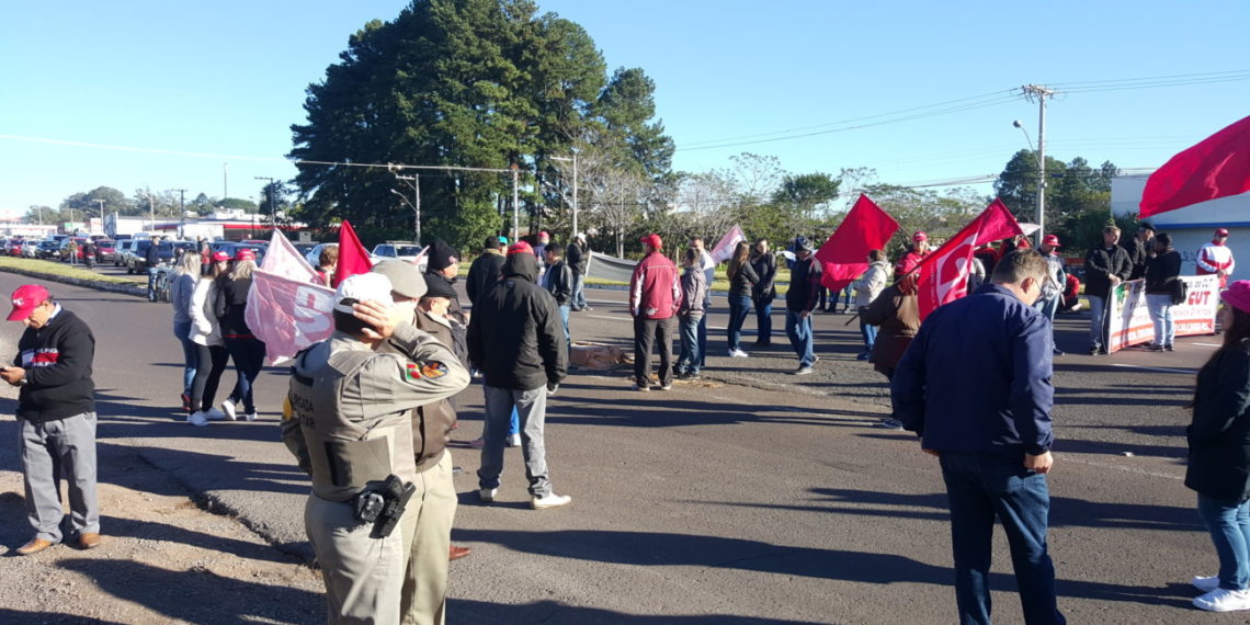 Manifestantes trancam RS-239 próximo ao viaduto do bairro São Luiz em Sapiranga