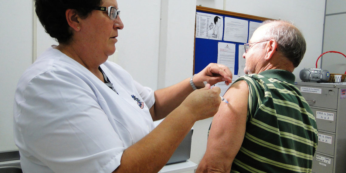 Público geral começa a receber vacinas contra a gripe na segunda, dia 17