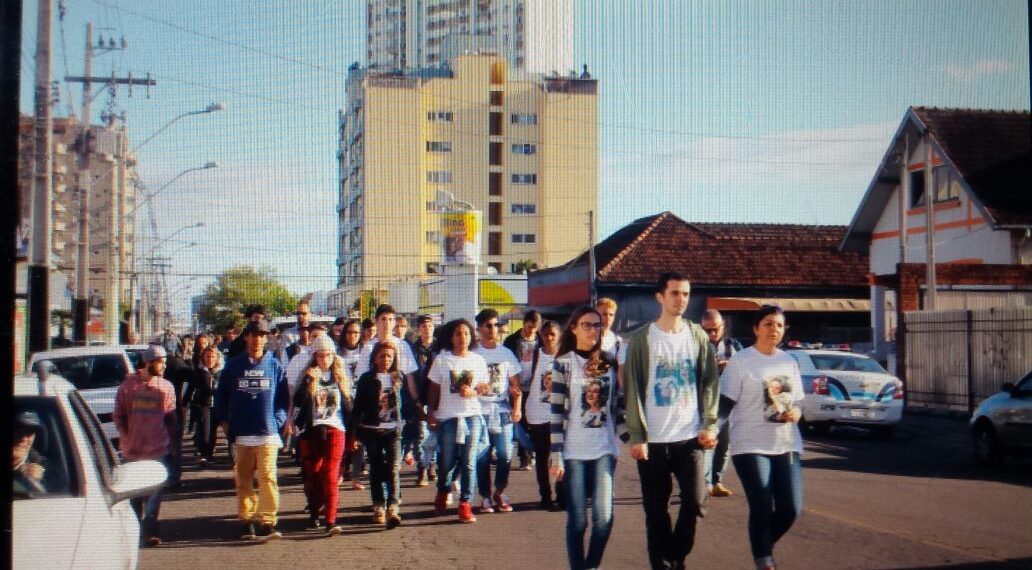Amigos fazem caminhada para lembrar jovem campo-bonense morta em acidente de trânsito em Novo Hamburgo
