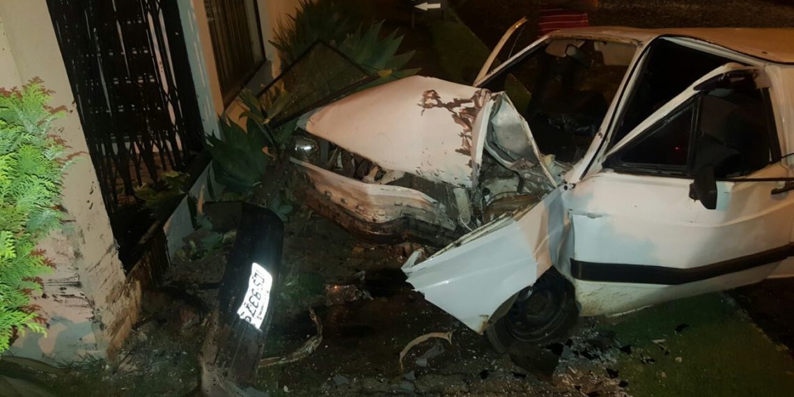 Motorista perde controle e bate em prédio de empresa em Sapiranga