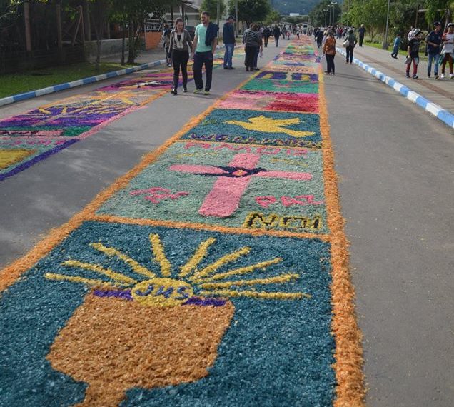 Corpus Christi reúne fiéis na confecção de tapetes
