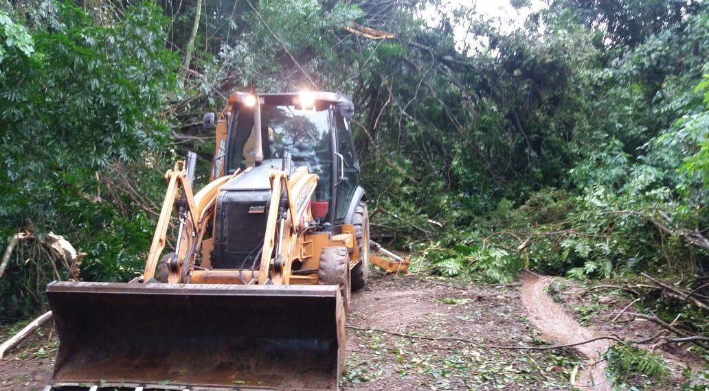 Secretaria de Obras de Sapiranga atua para liberar estrada na zona rural