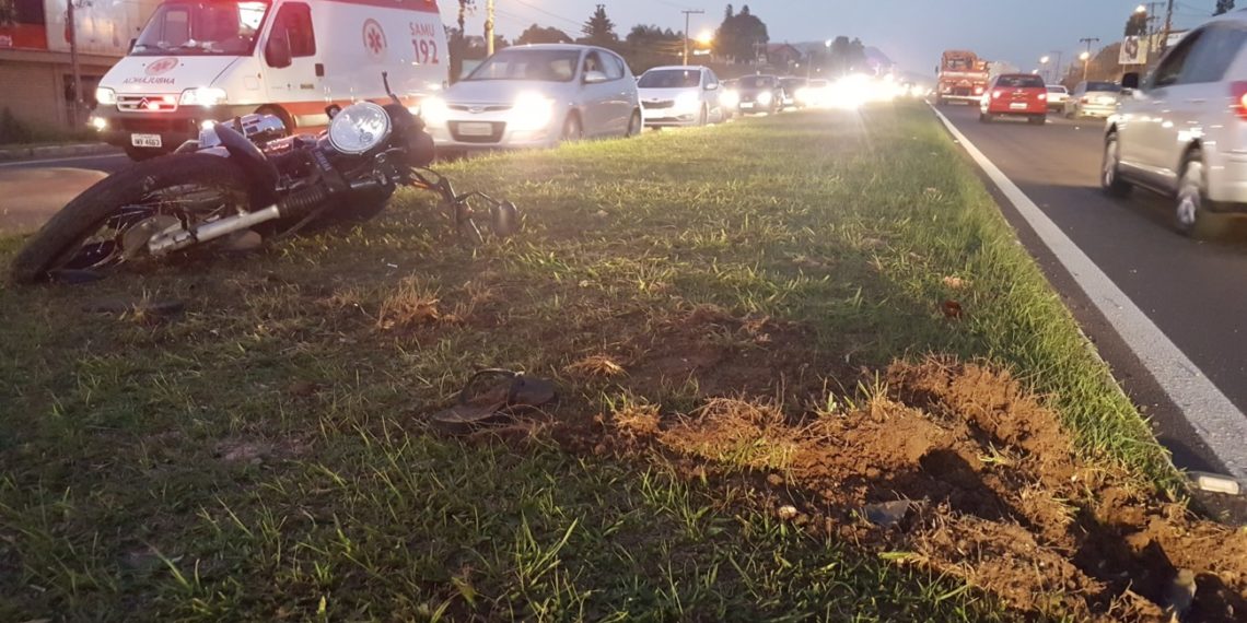 Veículo invade pista contrária e atinge motociclista na RS-239, em Sapiranga