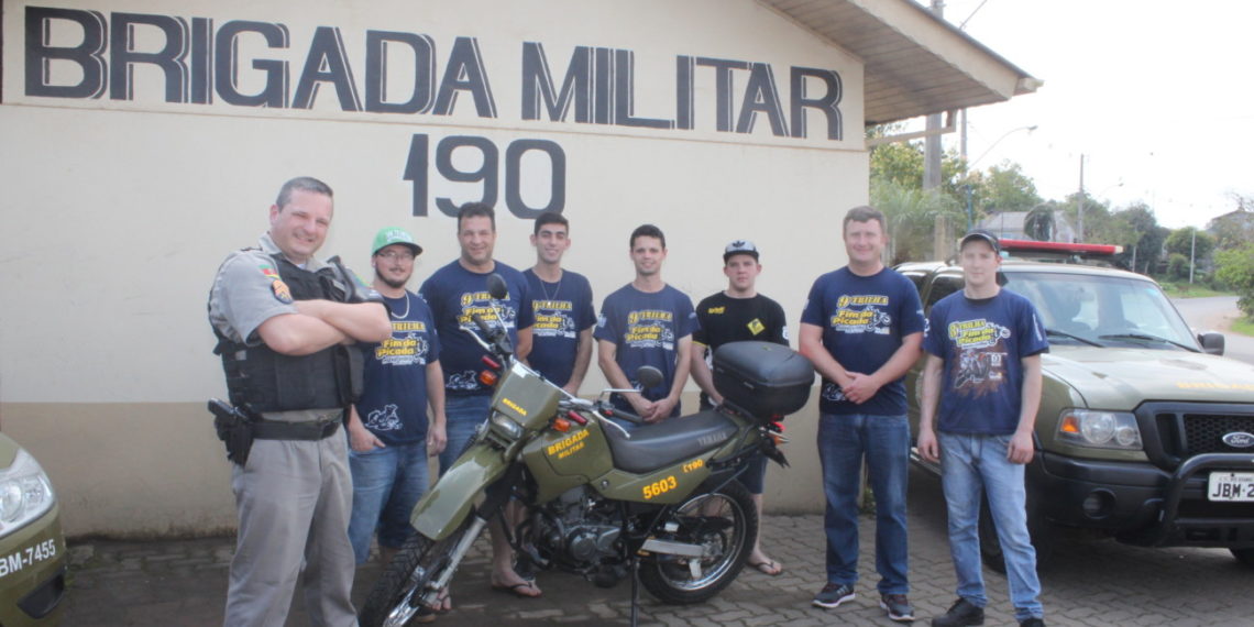 Moto da BM de Nova Hartz é consertada com ajuda de trilheiros