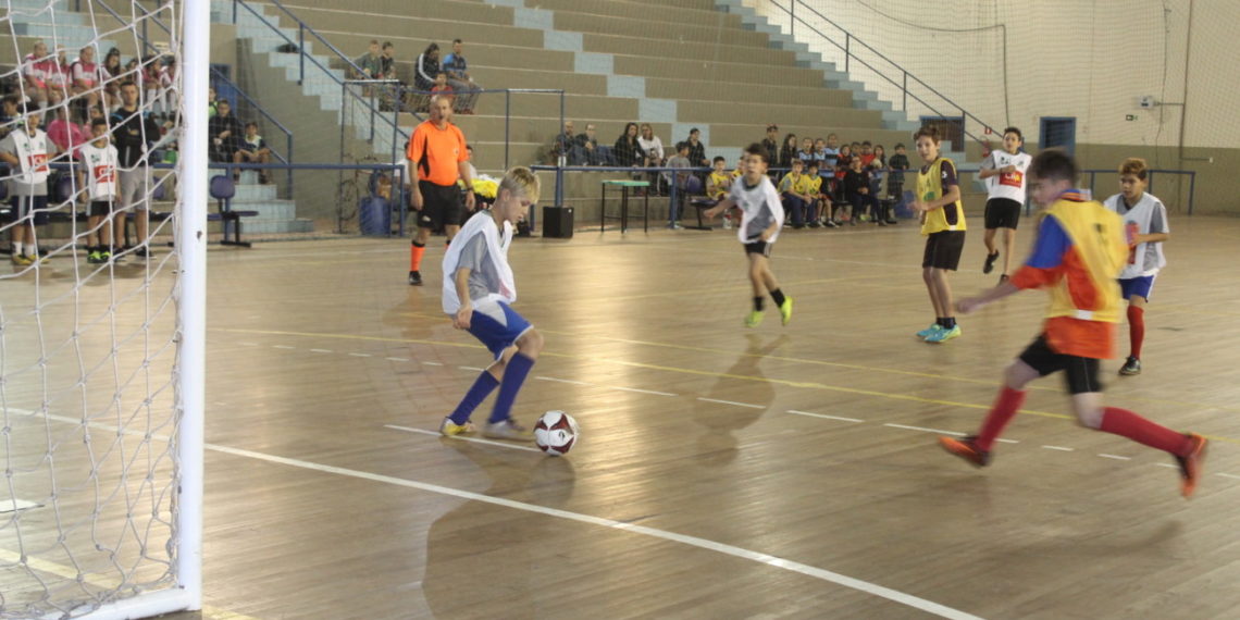 Alunos do Bairro São Luiz participam da Copa Repercussão na Escola / Clip