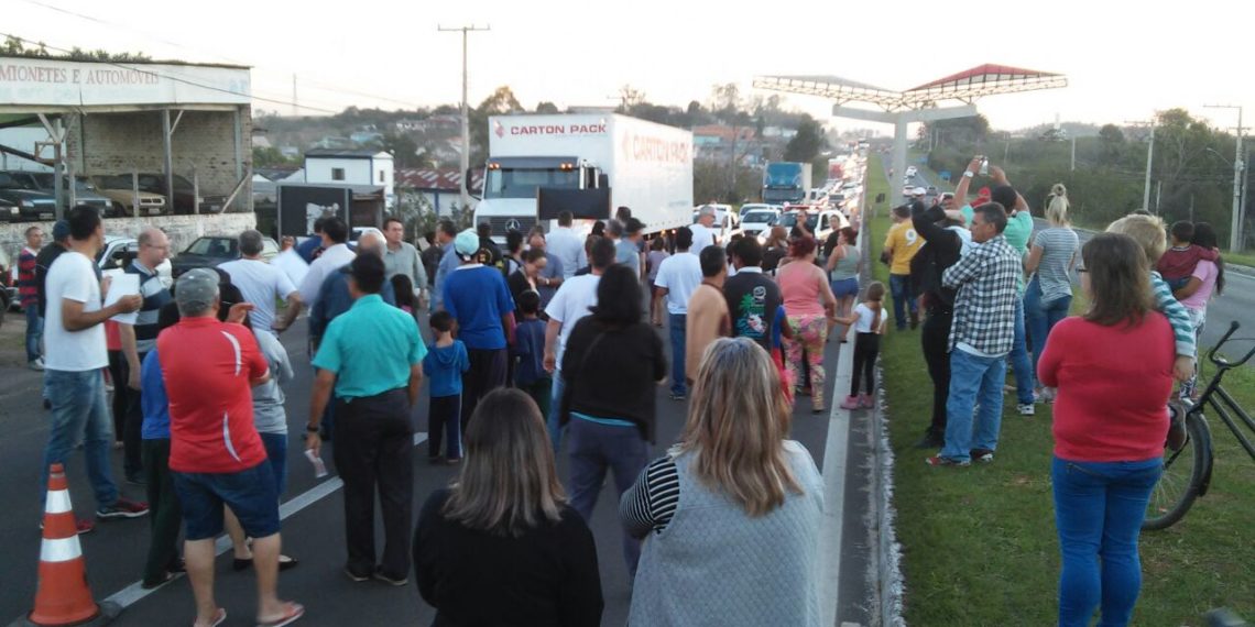 Manifestantes protestam por mais segurança na RS-239, em Sapiranga