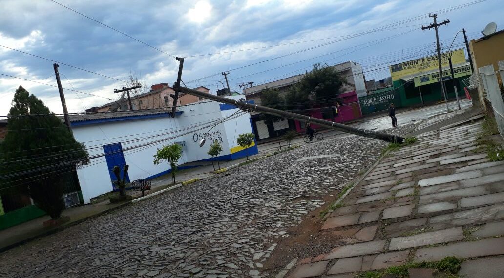 Vendaval deixa casas destelhadas e postes caídos em Sapiranga