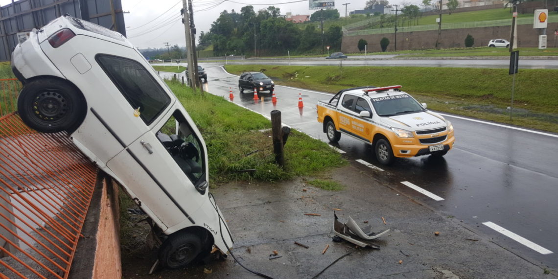 Jovem perde o controle do carro, atravessa lateral da 239 e bate em muro de empresa