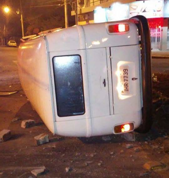 Motorista de Kombi perde o controle, colide contra canteiro e capota em Sapiranga