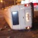 Motorista de Kombi perde o controle, colide contra canteiro e capota em Sapiranga