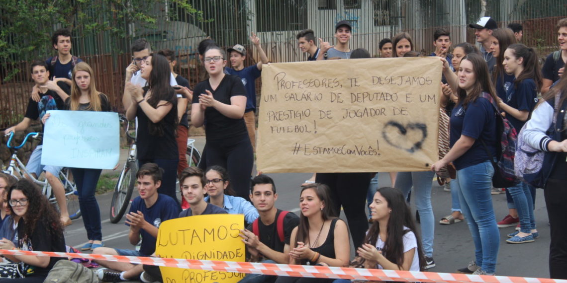 Estudantes promovem manifestação em prol dos professores em Sapiranga
