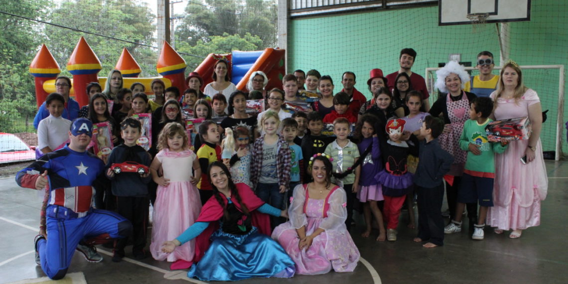 CDL Sapiranga leva diversão para criançada da Escola Oscar Felix da Silva