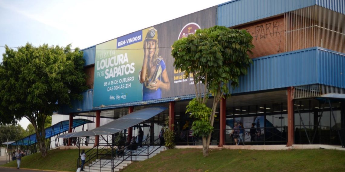 Feira da Loucura por sapatos na Fenac