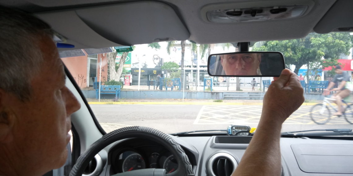 Entre e fique tranquilo. O taxista Juarez conhece Campo Bom