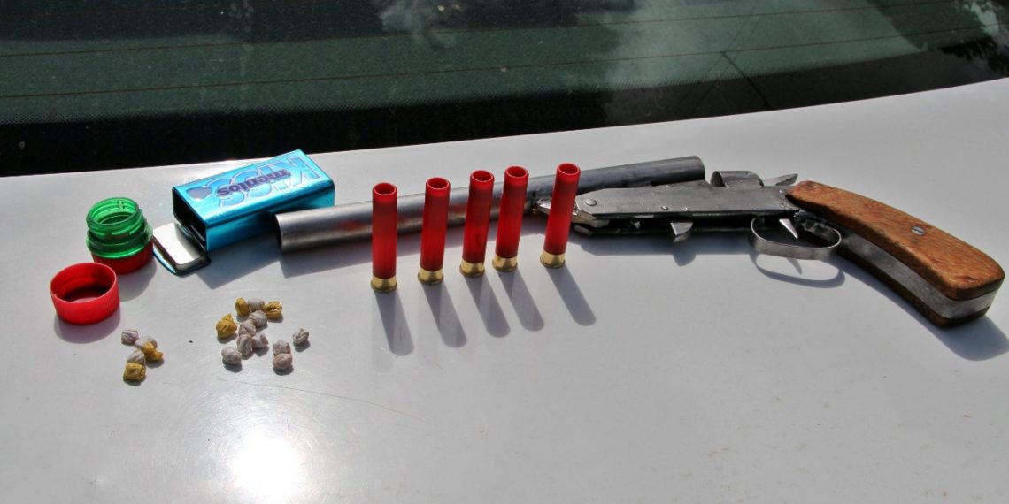 Menor é identificado com arma e drogas