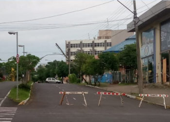 Prefeitura de Campo Bom interrompe trânsito devido a um poste caído